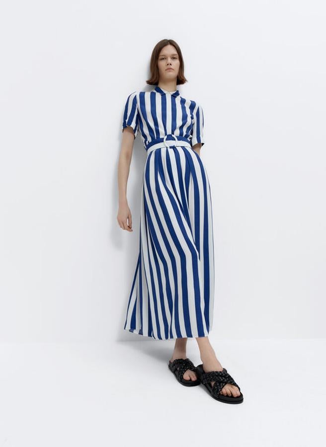 Vestido camisero midi de raya de Uterqüe. Precio: 129 euros. Confeccionado en un tejido tipo crepe estampado. Lleva cinturón a juego para acomodar el diseño a la cintura.