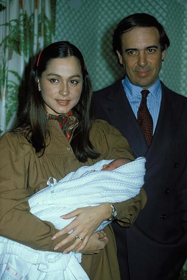 El look de Isabel Preysler para dar a conocer a su hija Tamara Falcó en 1981 junto a su entonces marido Carlos Falcó.