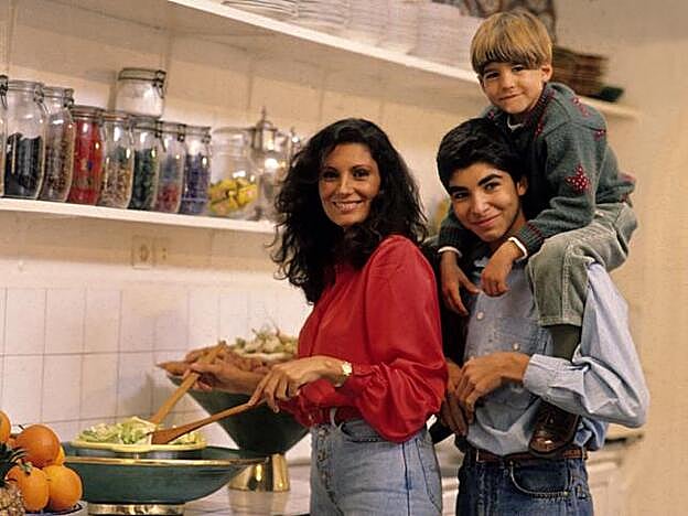 Carmina Ordóñez, Cayetano y Julián, en la cocina familiar.