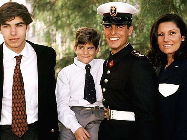 Los hermanos junto a Carmina Ordóñez, en la jura de bandera de Francisco Rivera.