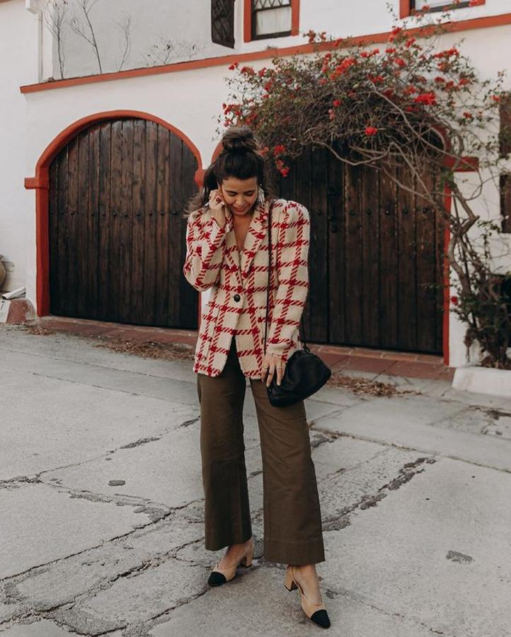 Americana con estampado de cuadros + vaqueros "culotte" + zapatos destalonados