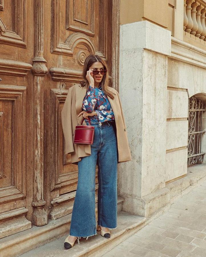 Camisa con estampado de flores + americana camel + vaqueros culotte + bolso de mano brudeos