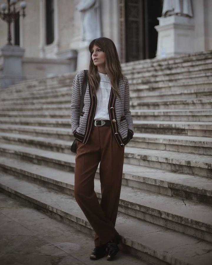 Chaqueta de punto + blusa blanca romántica + pantalón masculino