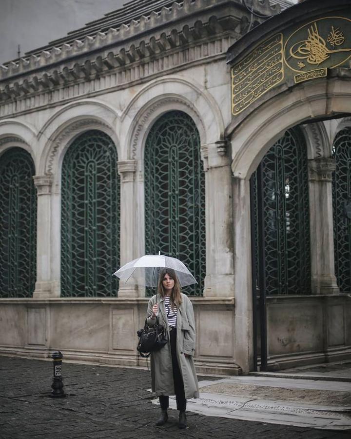 Trench oversize + camiseta de rayas + pantalón negro recto