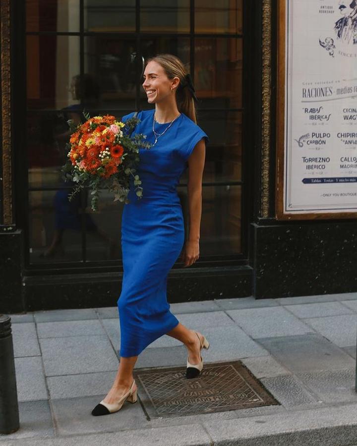 Vestido midi en color azul + zapatos destalonados