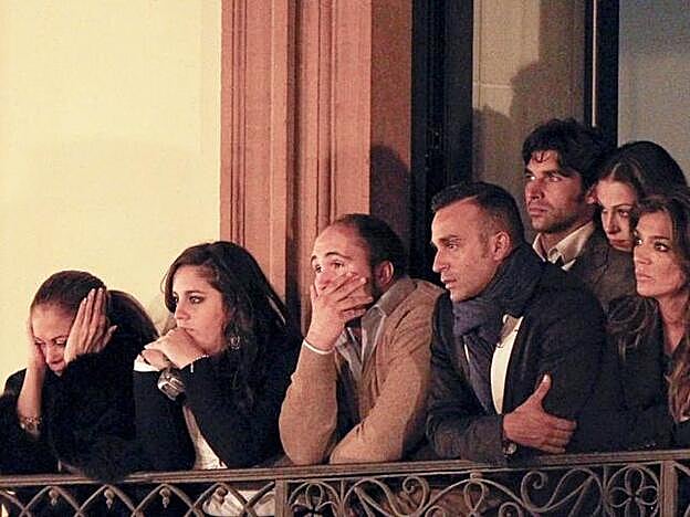 El núclero duro del clan Pantoja, con Isabel emocionada, y Cayetano Rivera al fondo, con Eva González.