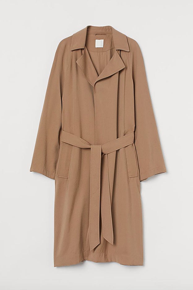 Gabardina ligera en tono beis oscuro de la colección de primavera de H&M.