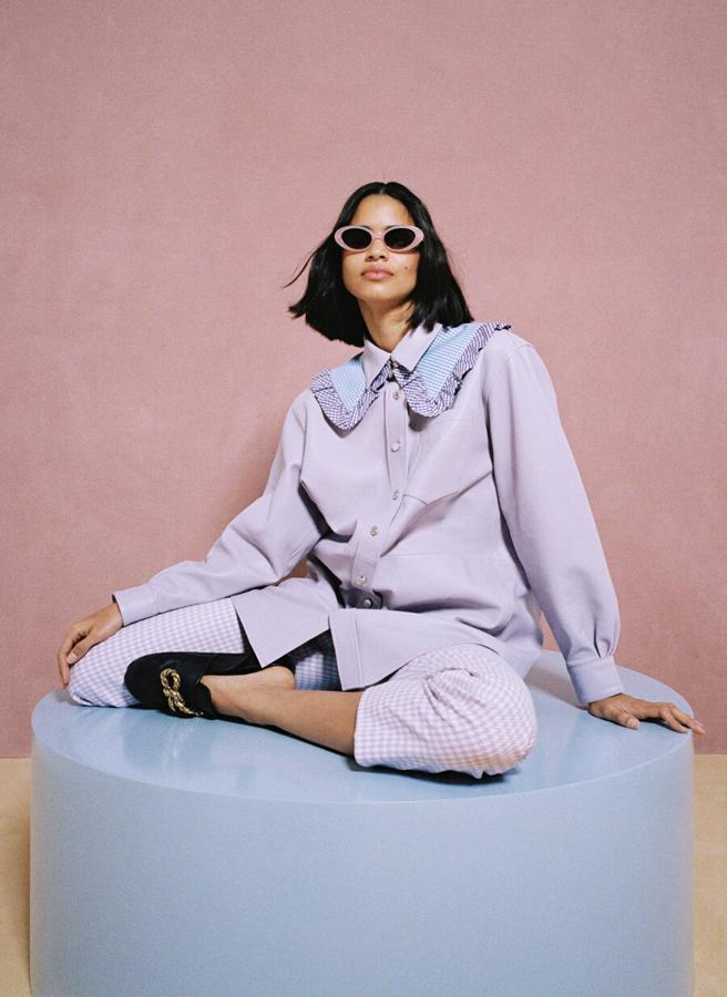 Cuello camisero en popelín con estampado de cuadros Vichy, de Uterqüe (19 €).