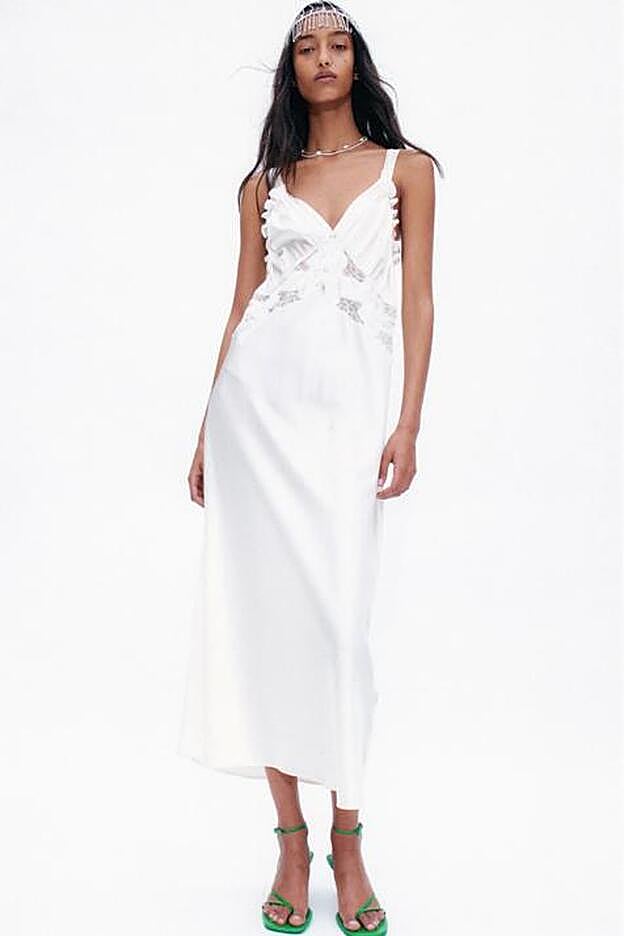 Vestido blanco largo de seda de Zara.