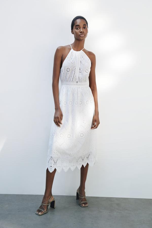 Vestido blanco con escote halter y bordados de la nueva colección de primavera de Zara (49,99 euros)