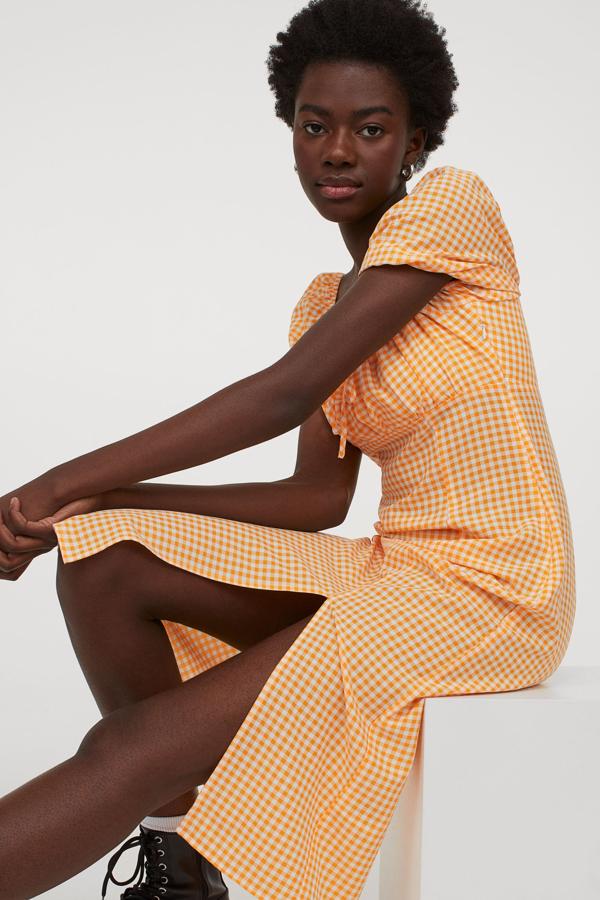 Vestido midi con estampado de cuadros vichy de la nueva colección de primavera de H&M (25,99 euros)