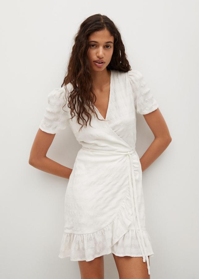 Mini vestido blanco cruzado con volantes de la nueva colección de primavera de Zara (25,99 euros)