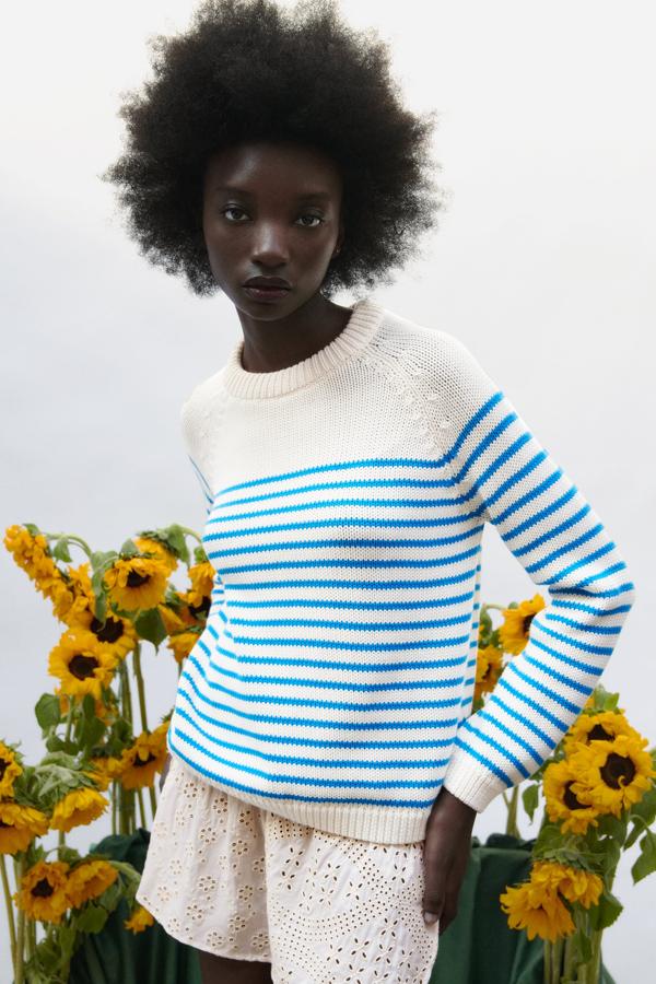 Jersey de rayas en blanco y turquesa de la colección de primavera de Zara (25,99 euros)
