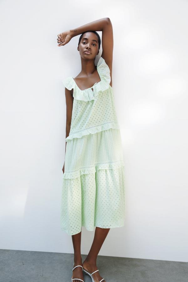 Vestido verde pastel con calados y largo midi de la colección de primavera de Zara (49,99 euros)