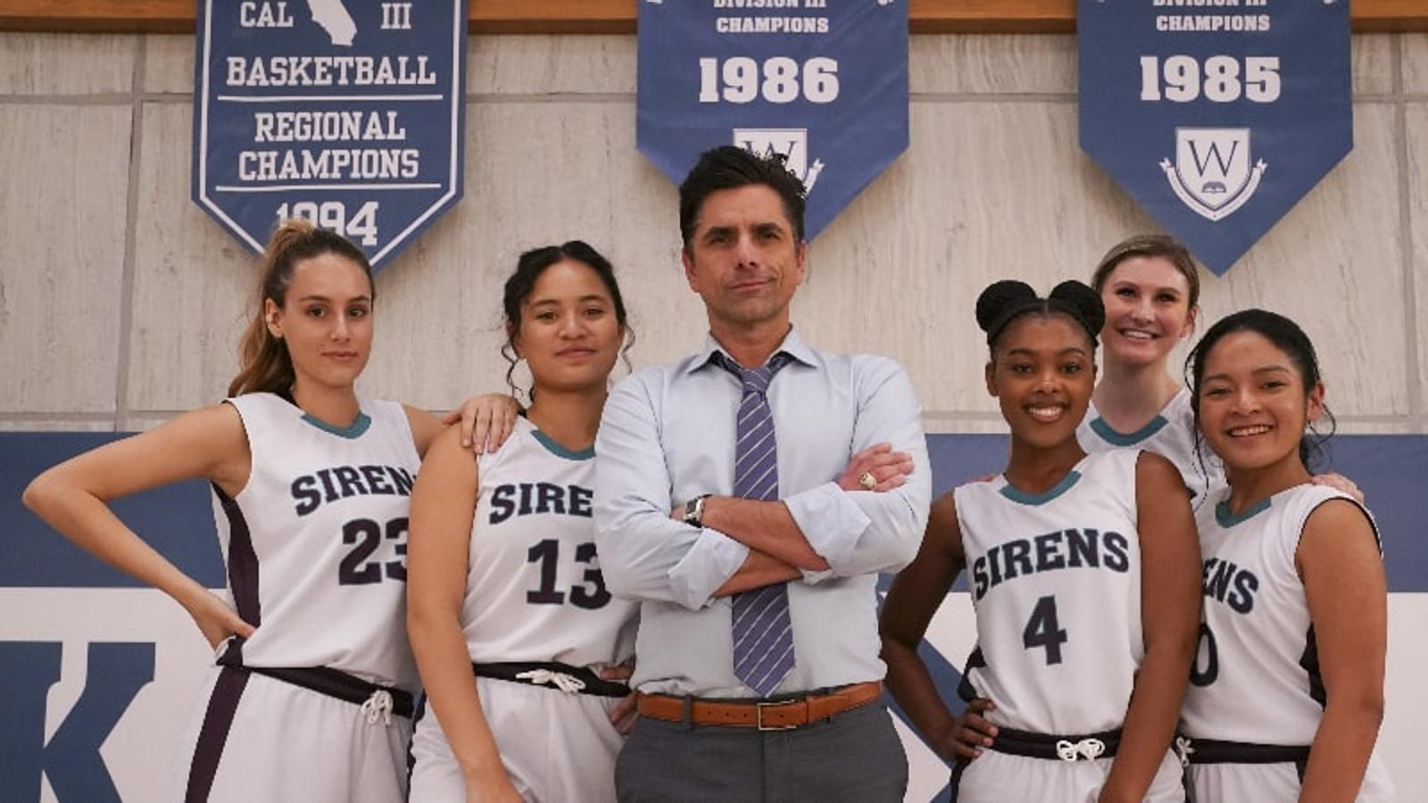 El míster. Temporada 1. Disney +. 16 de abril.Protagonizada por John Stamos, el tio Jesse de Padres Forzosos, esta producción cuenta la historia del entrenador Korn, que acaba de ser expulsado de la liga universitaria de baloncesto y deberá aceptar un trabajo en un instituto para chicas, donde aprenderá que las adolescentes no son simples peones fáciles de manejar.