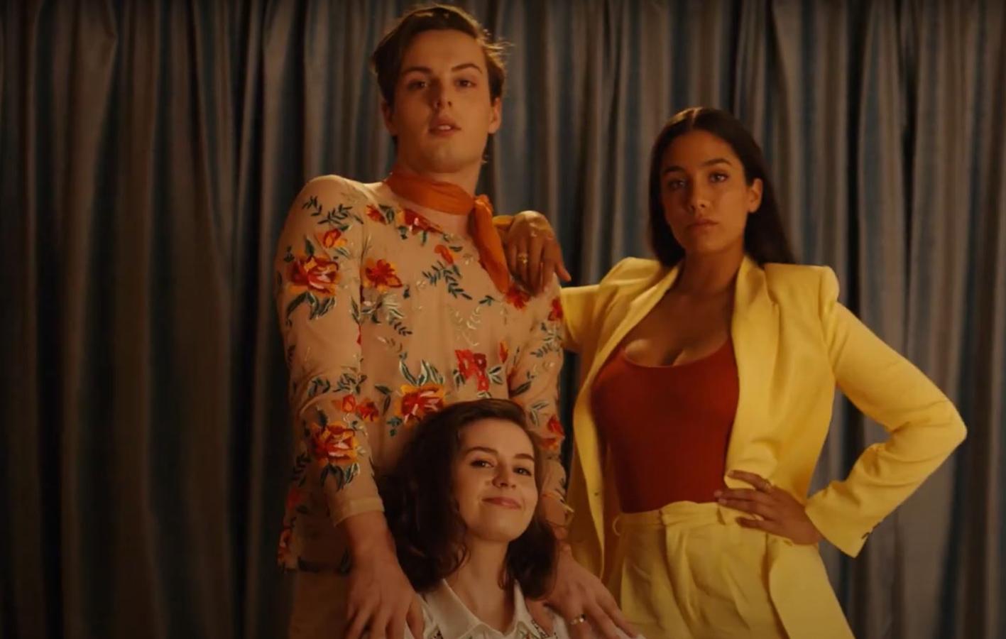 Why are you like this. Temporada 1. Netflix. 16 de abril.Esta comedia australiana llega a Netflix para narrar la hisotira de dos amigas, Penny y Mia, y su compañero de piso Austin, tres veinteañeros que deben hacer frente a la incertidumbre propia de su edad con la llegada de la edad adulta.