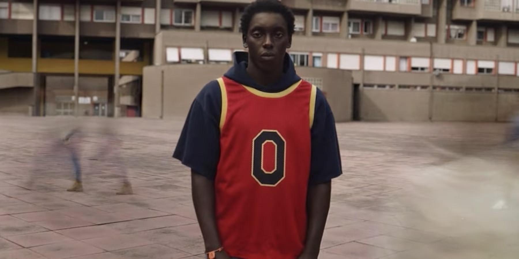 Zero. Temporada 1. Netflix. 21 de abril.Esta producción de origen italiano cuenta la historia de un chico tímido con un superpoder extraordinario: hacerse invisible. Pero cuando conoce un grupo de amigos dispuestos a salvar su barrio juntos descubrirán que el amor, el deseo de luchar por sus sueños y el poder de la amistad son fundamentales para conseguir tus sueños.