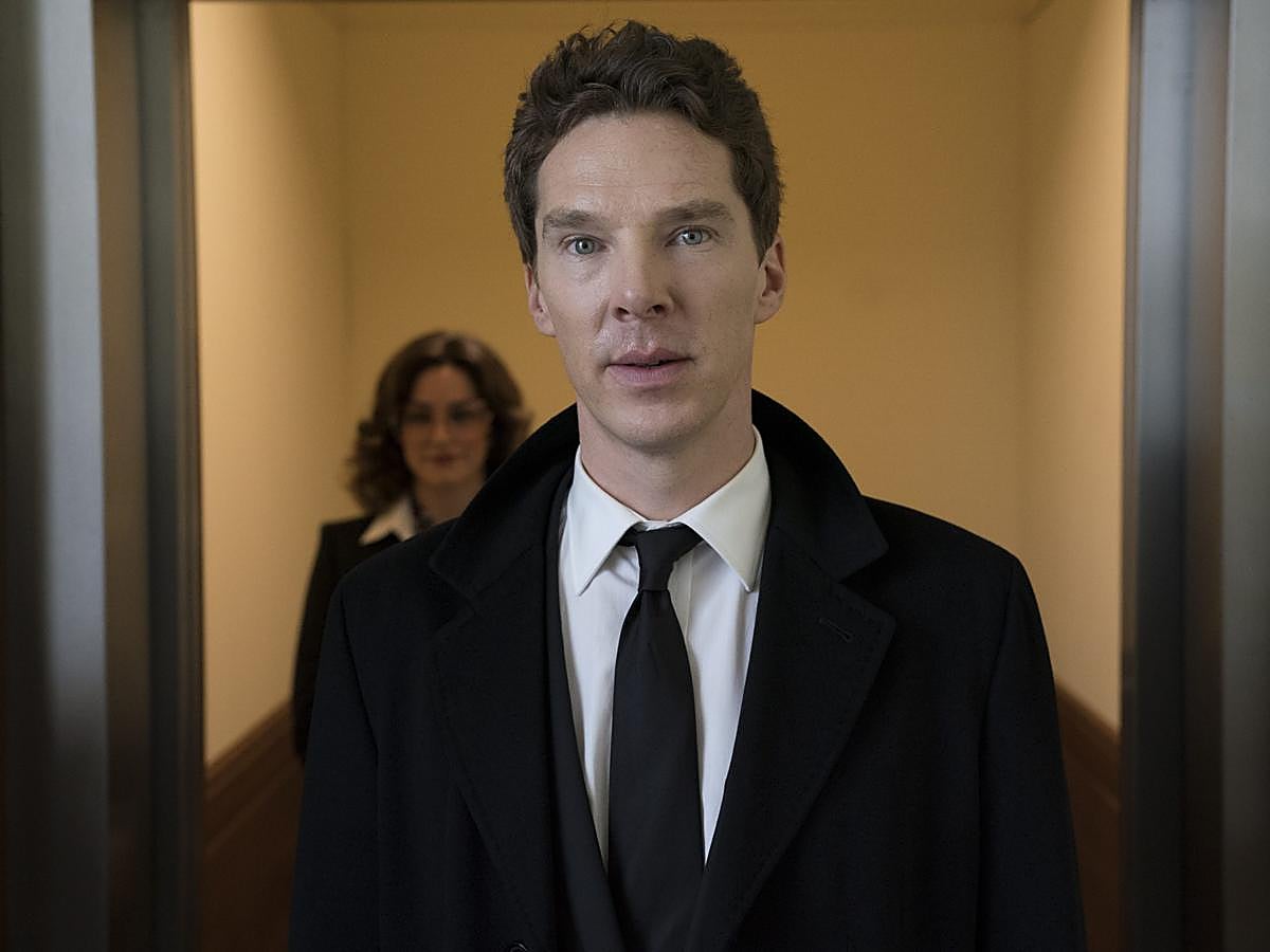 Patrick Melrose. Miniserie. Movistar + . 22 de abril.Benedict Cumberbatch (‘Sherlock’) se pone en la piel de un atormentado aristócrata inglés que lucha por superar sus demonios internos y sus problemas con el alcoholismo. Traumas derivados de una infancia marcada por un padre estricto y abusivo y una madre despreocupada. Desde su infancia en los años 60, pasando a los excesos de los 80 y su etapa de sobriedad en el arranque del nuevo siglo, somos testigos de su búsqueda de redención tras una accidentada odisea.