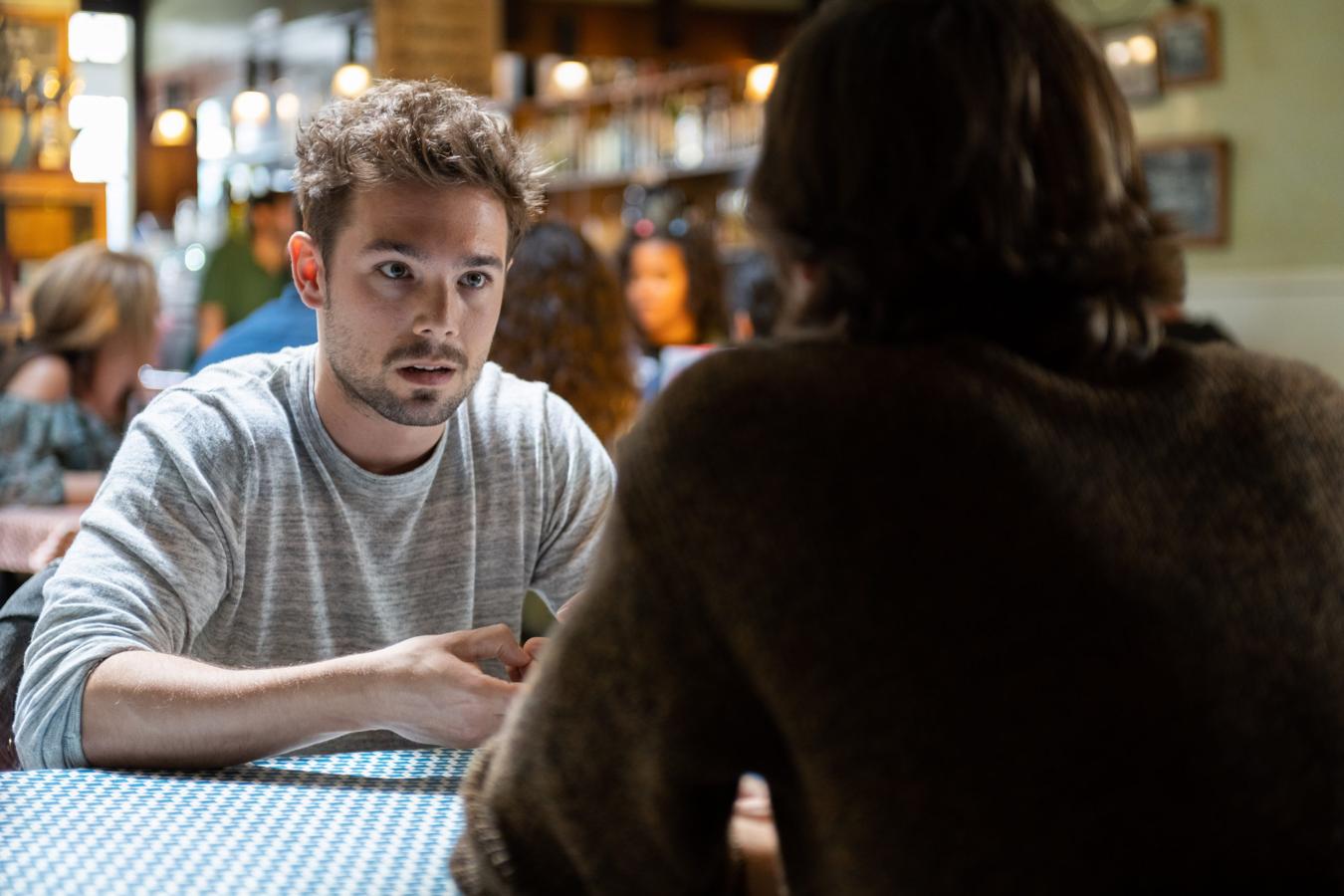 Merlí: Sapere Aude. Temporada 2. Movistar + . 2 de abril.En su regreso a las aulas Pol Rubio y sus compañeros se encuentran con un paraninfo en obras, con cuyo encargado Pol entablará una relación especial. Además, el joven se reencontrará con un viejo amigo que le traerá una noticia que cambiará su vida para siempre. Carlos Cuevas y María Pujalte lideran el reparto de esta producción española que se cerrará con esta temporada.