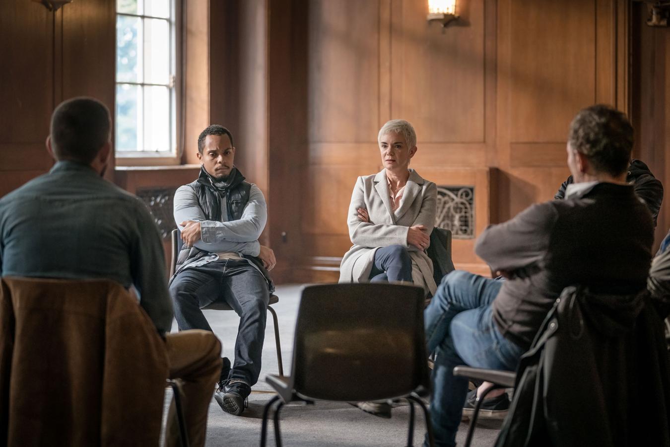 Life. Temporada 1. Filmin. 6 de abril.Belle, Gail, David y Hannah encuentran nuevas y disruptivas influencias en sus vidas entrelazadas como vecinos de un mismo edificio, una casa victoriana de Manchester que ahora se ha dividido en cuatro pisos. Tres mujeres y un hombre que atraviesan momentos diferentes en sus vidas pero para los que será más fácil tener con quien compartirlas. Su creador, Mike Bartlett, se inspira en su propia experiencia compartiendo casa para explorar la paradoja de la soledad.