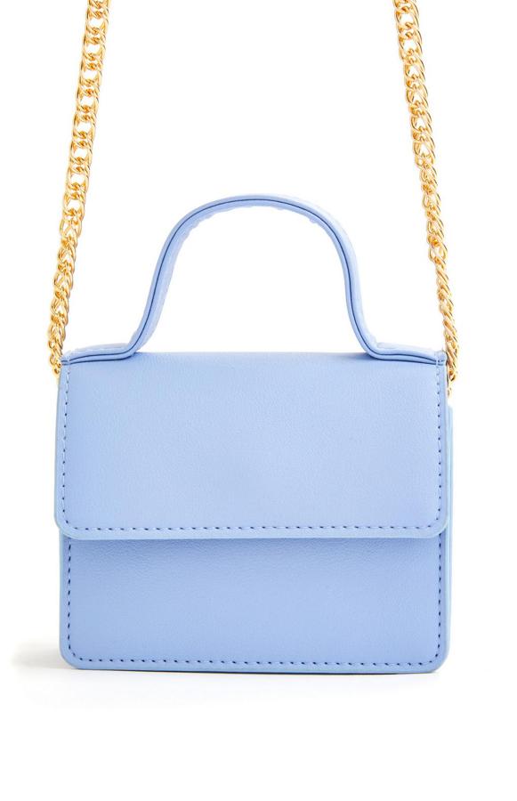 Microbolso bandolera azul empolvado con cadena dorada y asa superior de Primark: 4 euros.
