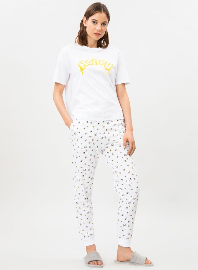 Con camiseta blanca de manga corta con letras en amarillo y pantalón largo con estampado de abejas, este conjunto tiene un precio de 9,99 euros.