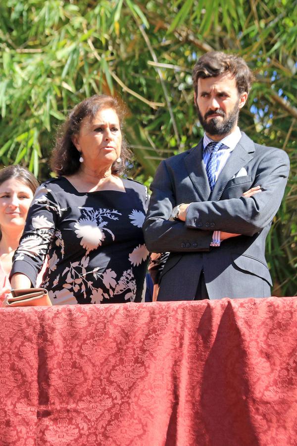 Carmen Tello suele disfruar de la Semana Santa sevillana en familia. La mujer de Curro Romero suele observar el paso de las procesiones desde el balcón del Palacio del Marqués de Motilla, en esta ocasión, junto a su hijo Enrique Solís.