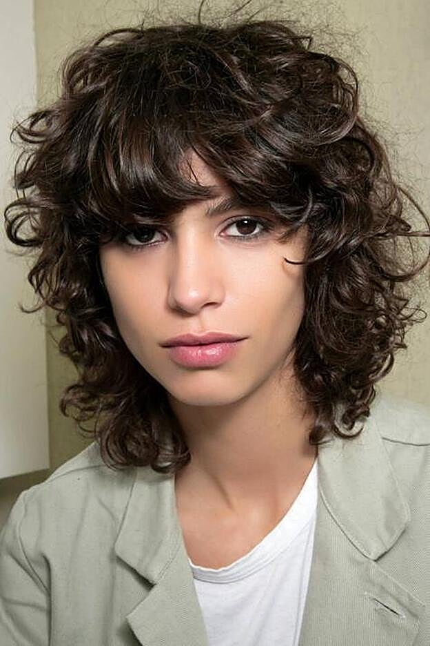 Corte de pelo shaggy con pelo rizado.