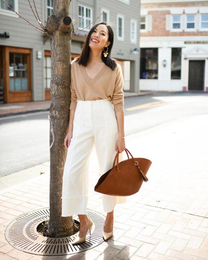 Con jersey de cuello en pico y zapatos de tacón (9 to 5 chic)