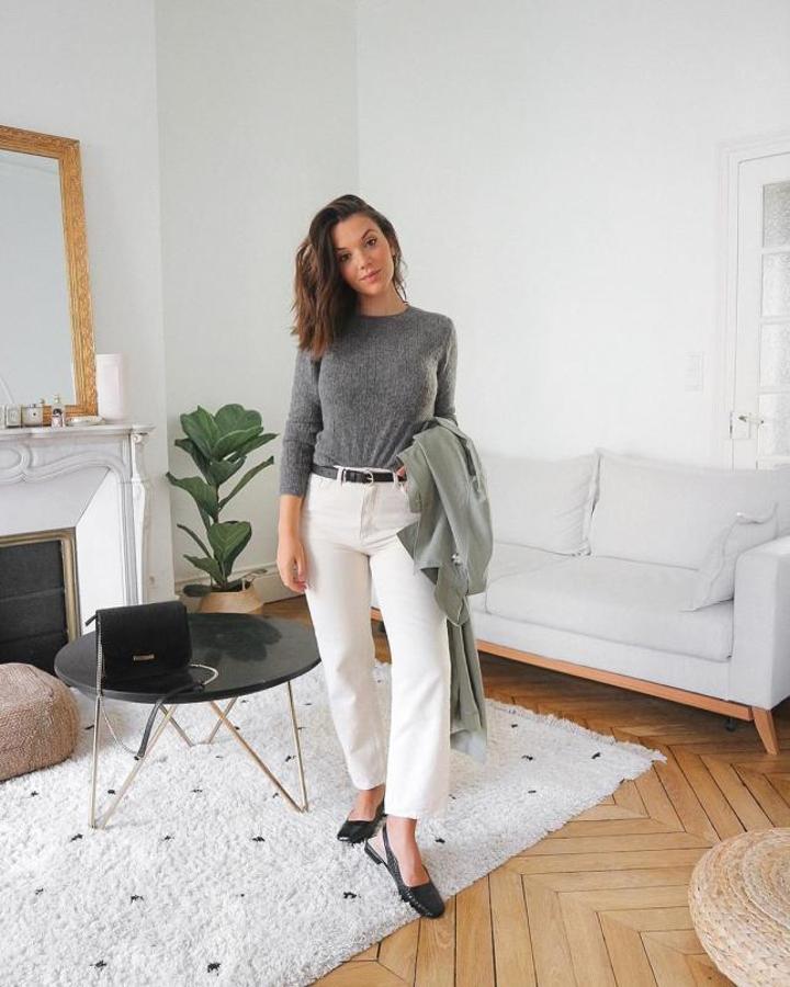 Con jersey gris y zapatos destalonados (Clemence Allaire)