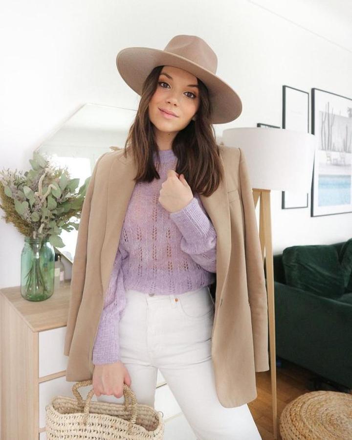 Con jersey calado en lila y bolso de rafia (Clemence Allaire)