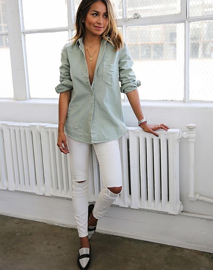 Con camisa en verdeagua y mocasines (Sincerely Jules)