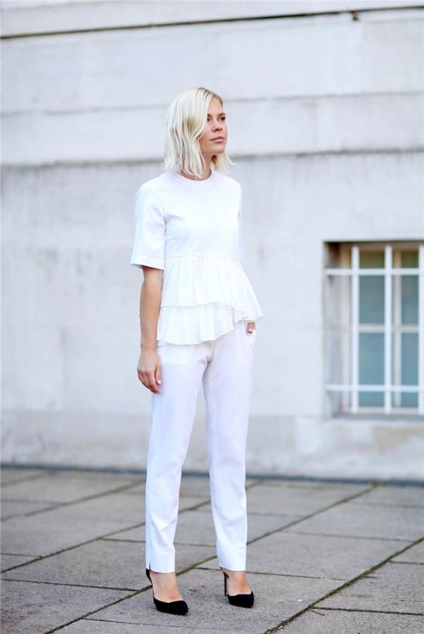 En total look white con zapatos de tacón negros (Jessie Bush)