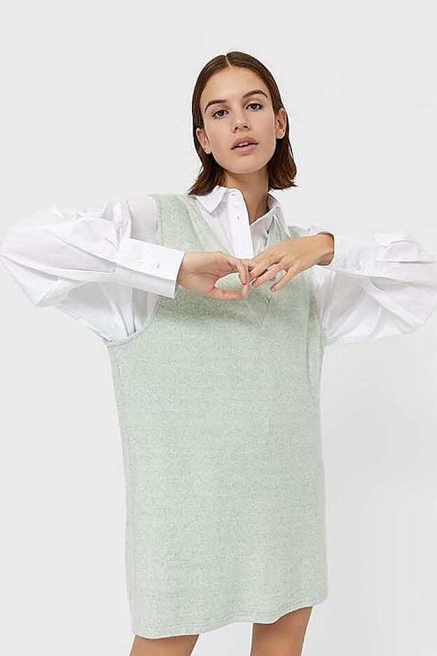 Una de las combinaciones que mejor funciona es con una camisa blanca sencilla debajo