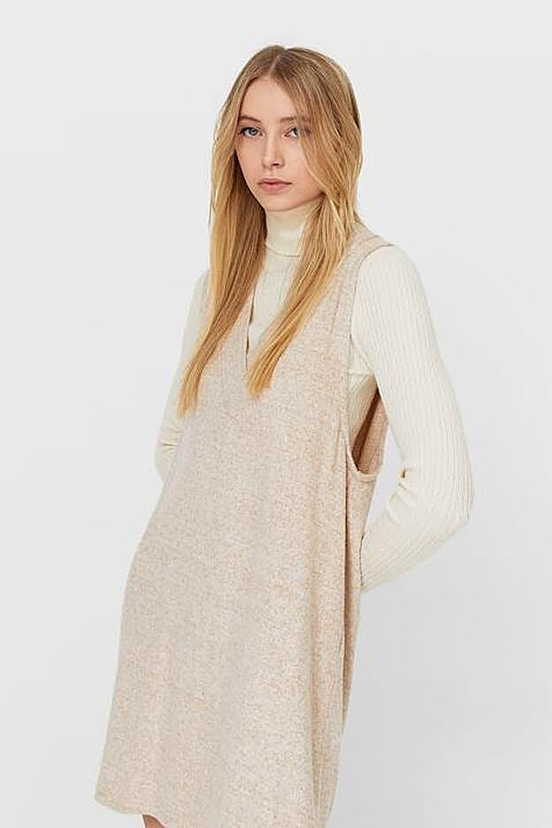 ¿Qué te parece la opción beige con un cuello alto debajo?