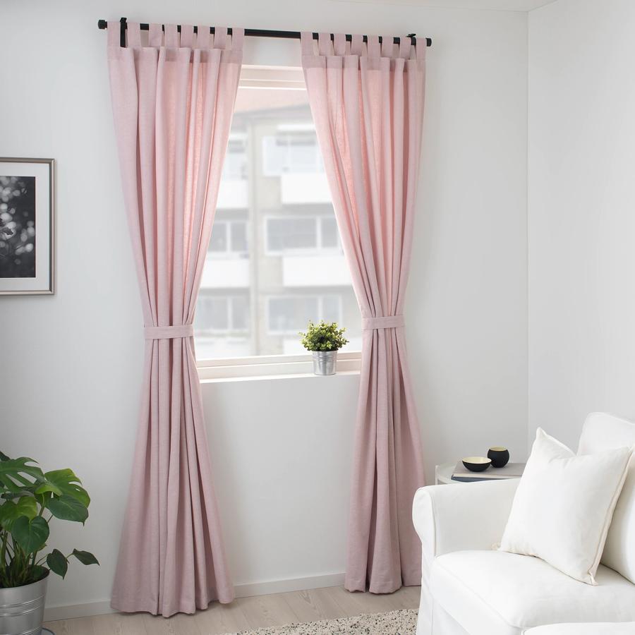 En color rosa claro, este par de cortinas con medidas de 140x300 centímetros tiene un precio de 25 euros.
