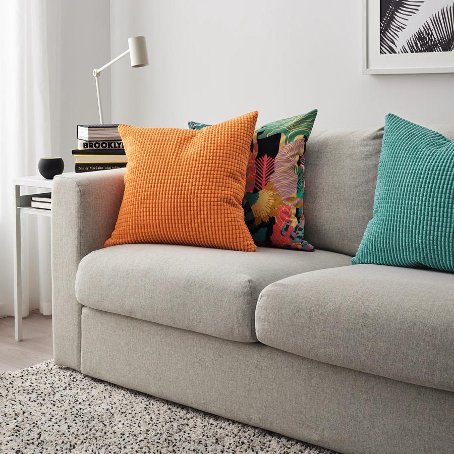 Disponible en varios colores, esta funda de cojín con medidas de 50x50 centímetros tiene un precio de 6 euros.