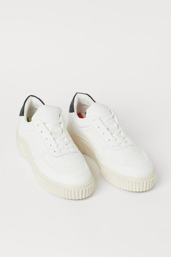 Blancas, de piel sintética y suela ancha (99 euros).