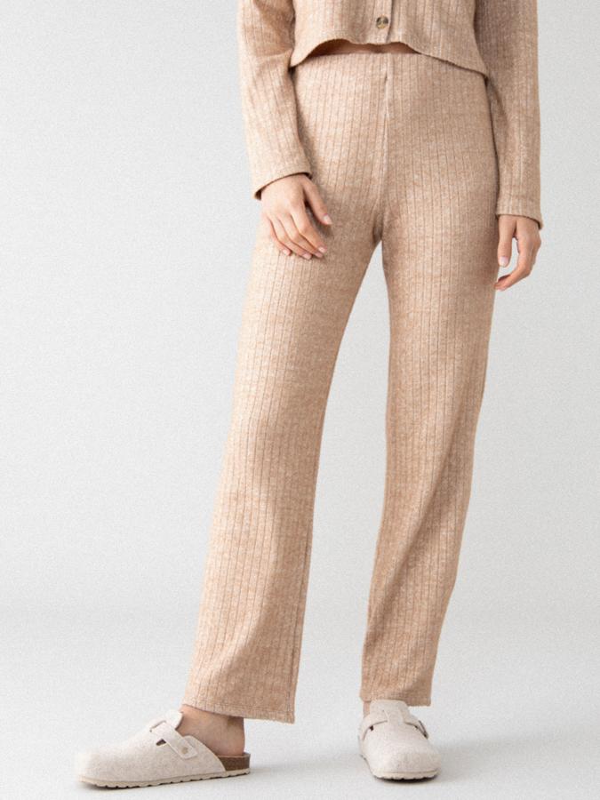 Disponible en otros colores, este pantalón de canalé en color beige cuenta con un corte holgado. Con goma en la cintura, tiene un precio de 9,99 euros.