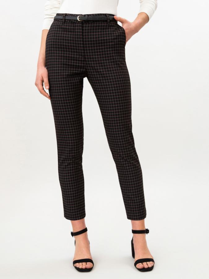 De color negro y con estampado de cuadros, este pantalón de corte chino cuenta con bolsillos delanteros y traseros y cinturón con hebilla. Su precio es de 15,99 euros.
