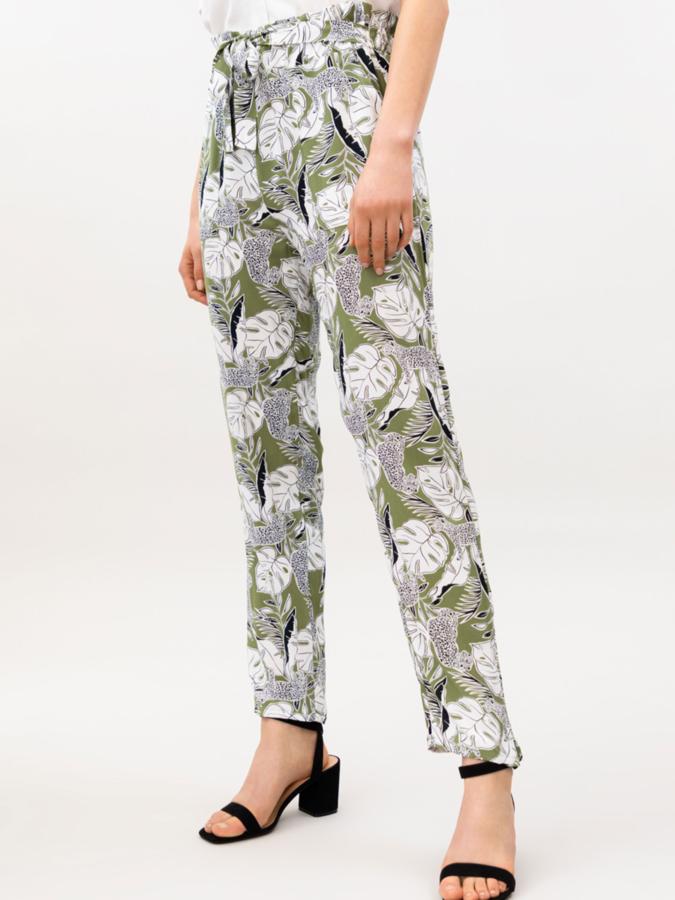 En tonos verdes y blancos, este pantalón fluido con estampado de hojas y lazada del mismo tejido cuenta con cintura elástica y bolsillos laterales y tiene un precio de 9,99 euros.