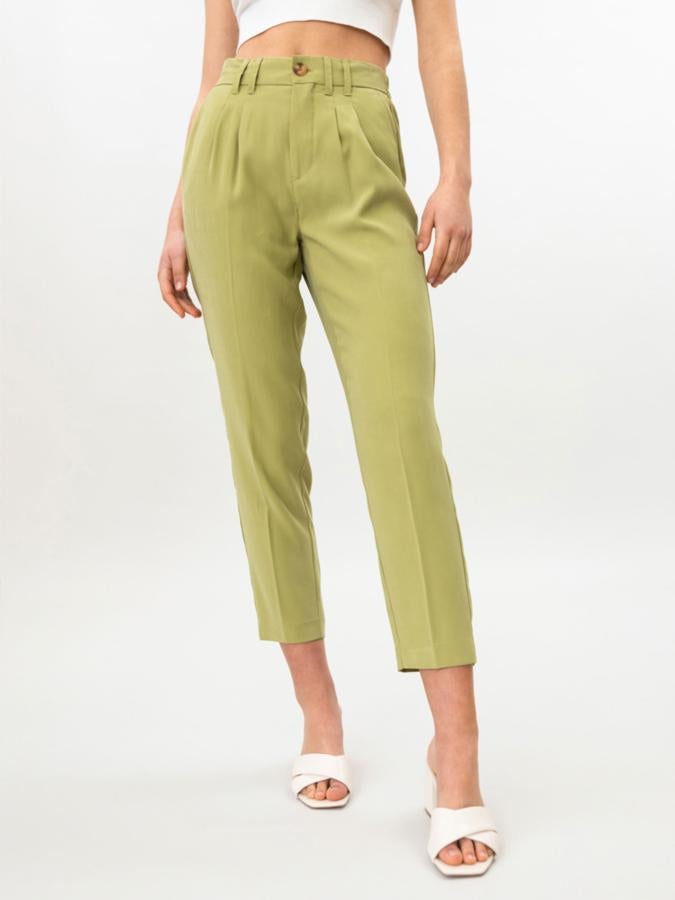 En color verde caqui, este pantalón jogger con pinzas está confeccionado en un tejido muy cómodo. Disponible en otros colores, tiene dos bolsillos laterales y cintura elástica con trabillas. Su precio es de 14,99 euros.