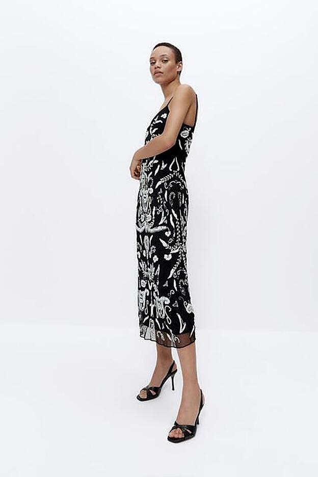 Vestido ceñido con bordados en blanco de Uterqüe