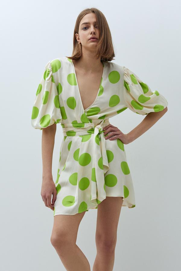En color blanco y con grandes lunares verdes, este vestido corto y cruzado de manga corta tiene un precio de 39,99 euros.