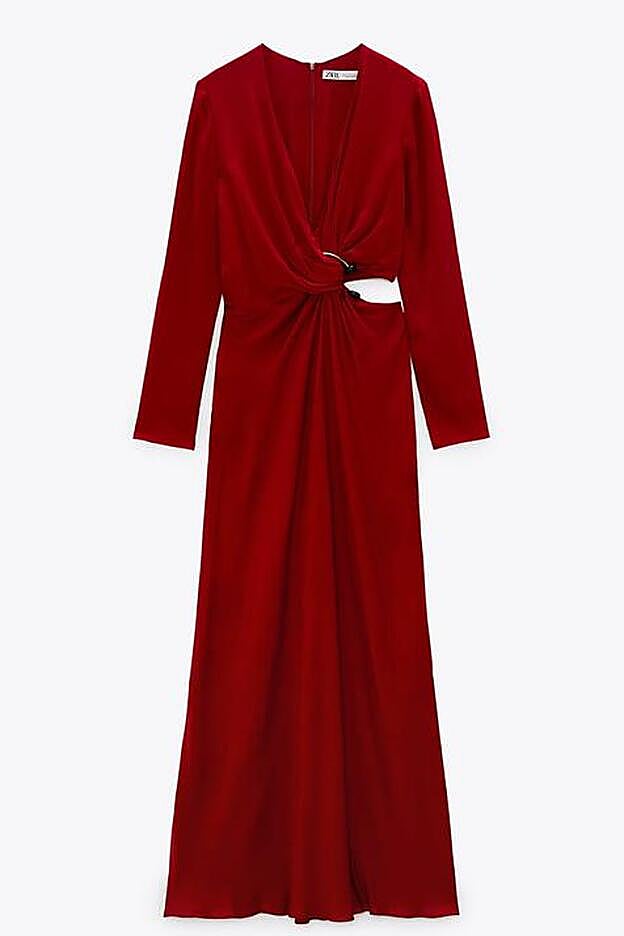 Con un pronunciado escote de pico y de manga larga, este vestido granate pretende ser uno de los favoritos de la colección de la firma.