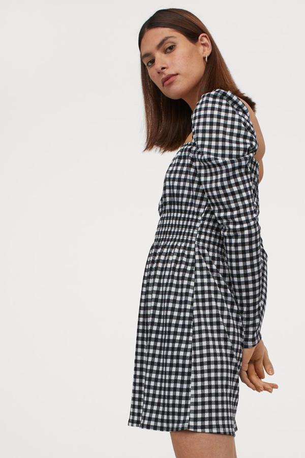 Vestido con estampado vichy en blanco y negro con mangas abullonadas de H&M (14,99 euros)