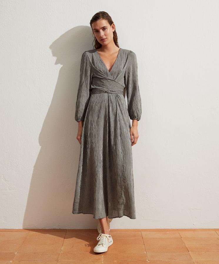 Vestido de largo midi con escote cruzado de la nueva colección de primavera de Oysho (35,99 euros)