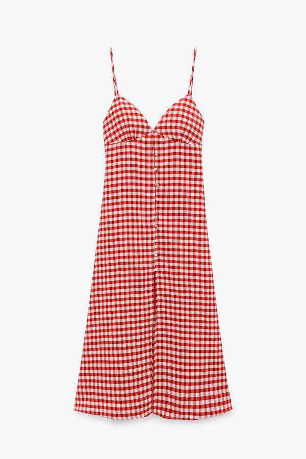 Vestido de tirantes con botones en rojo y blanco de Zara (29,99 euros)