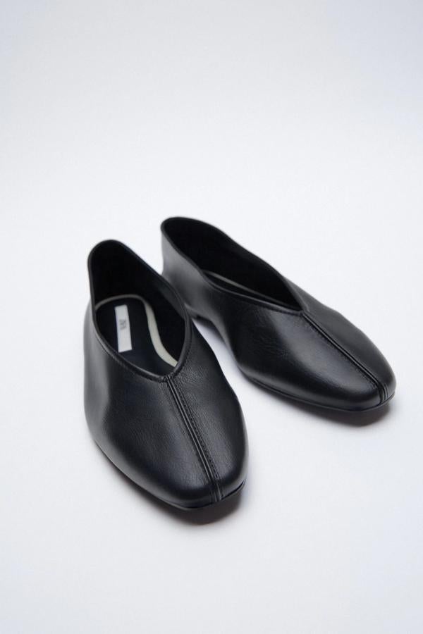 Esta bailarina plana de piel está disponible en negro o en tono verdoso. Tiene un precio de 19,99 euros (antes 29,95 euros).