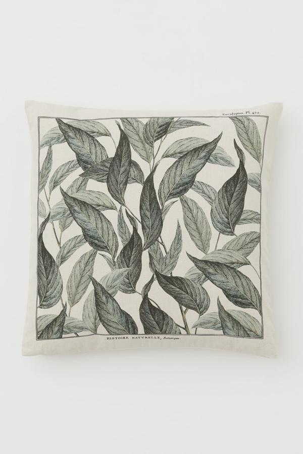 En color blanco con estampado de hojas, esta funda de cojín de 50x50 centímetros tiene un precio de 7,99 euros.